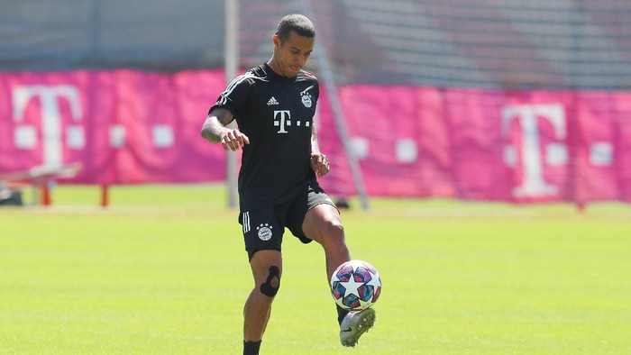 MUNICH, GERMANY - AUGUST 07: Thiago of FC Bayern Muenchen juggles with the ball during a training session ahead of their UEFA Champions League round of 16 second leg match against Chelsea FC at Saebener Strasse training ground on August 07, 2020 in Munich, Germany. (Photo by FC Bayern - Handout/Getty Images)