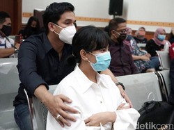 Momen Vanessa Angel Pegang Erat Tangan Suami saat Masuk Ruang Sidang