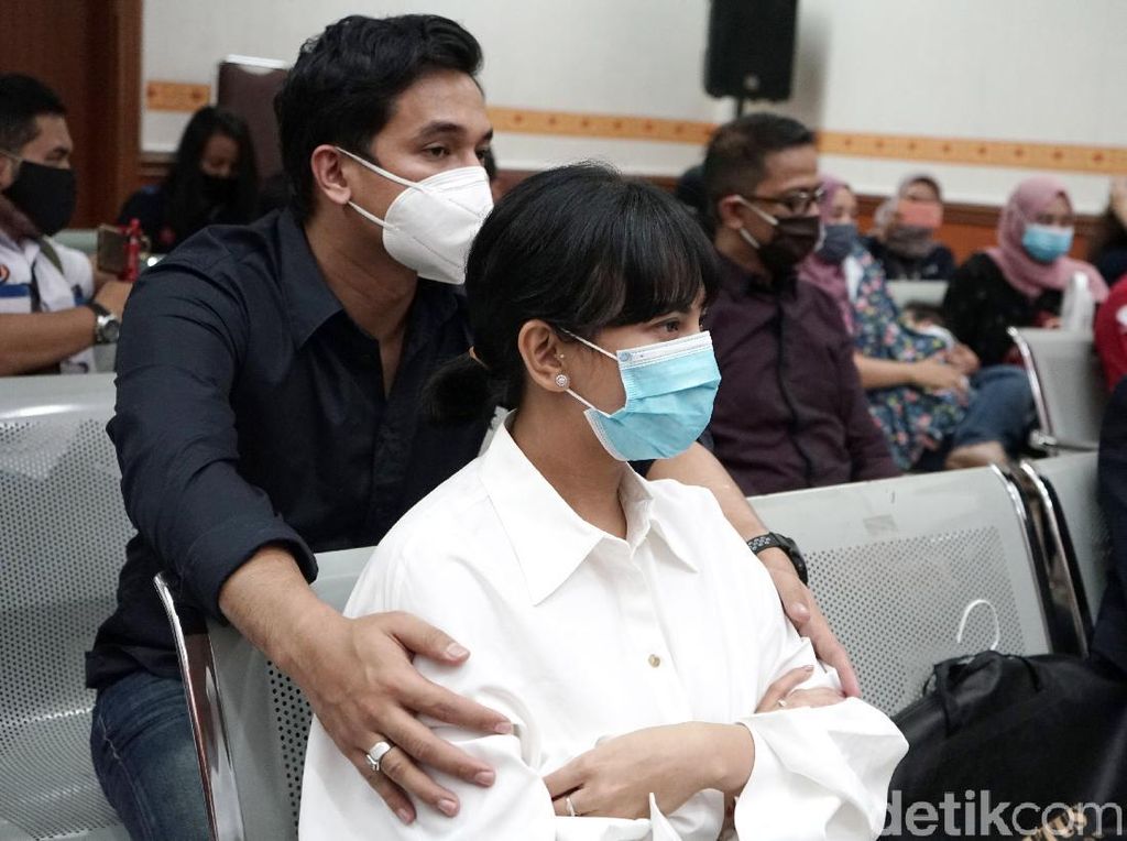 Momen Vanessa Angel Pegang Erat Tangan Suami saat Masuk Ruang Sidang Momen Vanessa Angel Pegang Erat Tangan Suami saat Masuk Ruang Sidang