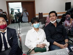 Pernah Tak Akur, Ayah Vanessa Angel Muncul di Persidangan Pernah Tak Akur, Ayah Vanessa Angel Muncul di Persidangan