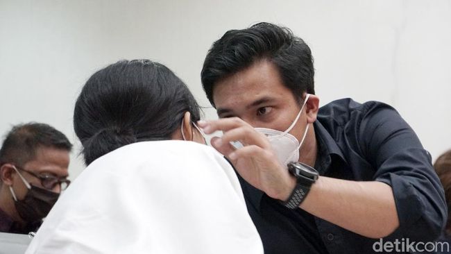 Suami Vanessa Angel Akui Pernah Konsumsi Pil Xanax Suami Vanessa Angel Akui Pernah Konsumsi Pil Xanax