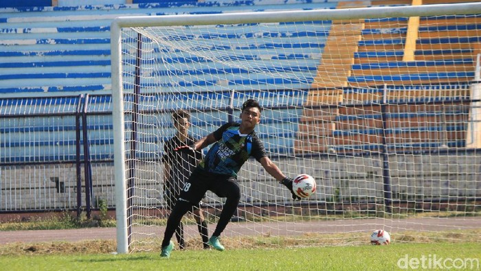 Persela Lamongan sudah membocorkan dua kiper yang lolos hasil seleksi. Mereka adalah Sheva Meindieta Firmansyah dari Sidoarjo dan Wahyu Anggara Indra Tanaya dari Tuban.