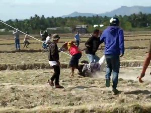 Diempas Angin Kencang, Warga Polman Terseret Layangan Raksasa