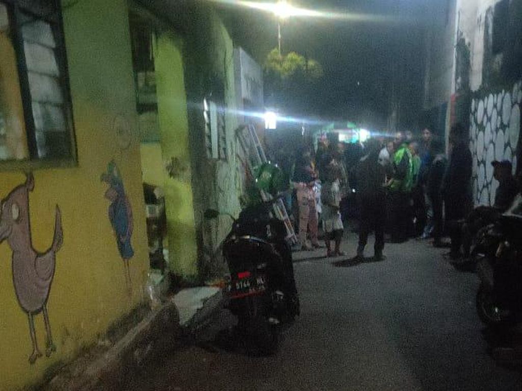 Pelaku Penusukan Waria di Jember Diduga WN Irak Pelaku Penusukan Waria di Jember Diduga WN Irak