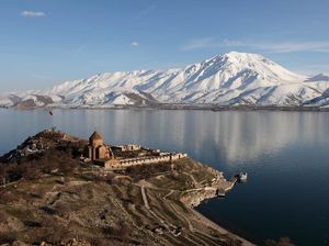 Danau Indah Ini Kuburan Mayat-Mayat Beku Para Migran