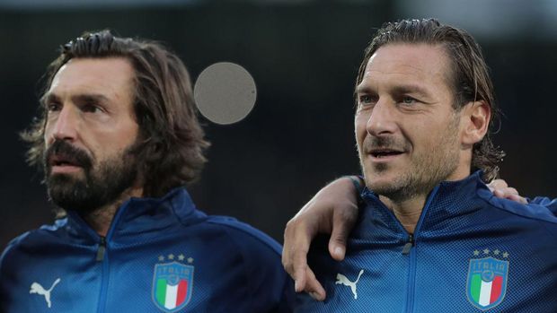 FUERTH, GERMANY - OCTOBER 07:  Francesco Totti and Andrea Pirlo of Azzurri Legends look on prior to the friendly match between DFB-All-Stars and Azzurri Legends at Sportpark Ronhof Thomas Sommer on October 7, 2019 in Fuerth, Germany.  (Photo by Emilio Andreoli/Getty Images)
