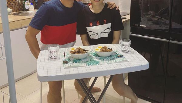 Intip Momen Adly Fairuz yang Hobi Masak Bareng Istri