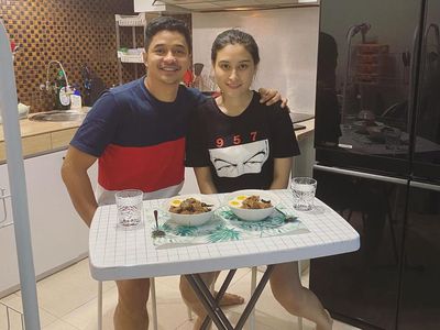 Intip Momen Adly Fairuz yang Hobi Masak Bareng Istri