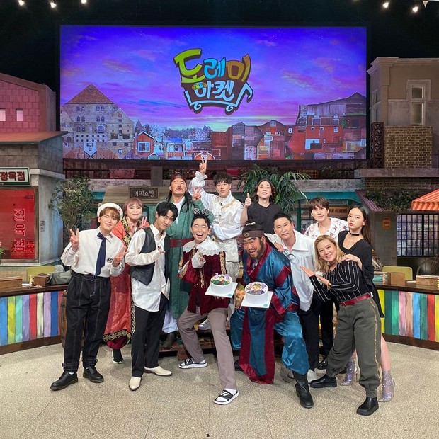 Para anggota dan bintang tamu ‘Amazing Saturday’ setiap minggunya akan mengenakan pakaian sesuai tema yang sudah ditentukan.