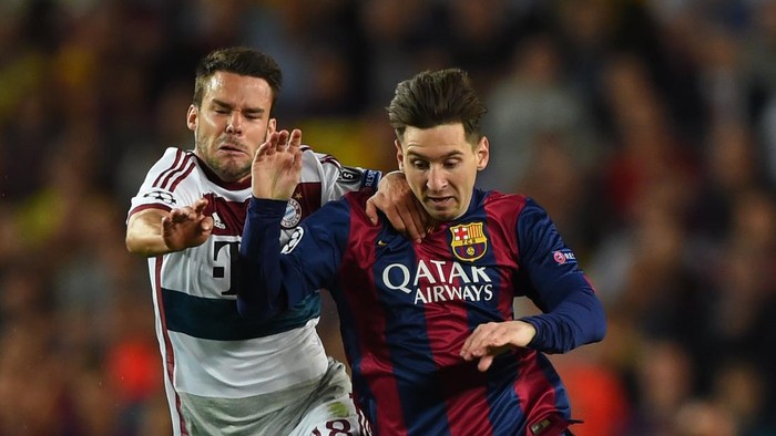 BARCELONA, SPAIN - MAY 06:  Lionel Messi of Barcelona and Juan Bernat of Bayern Muenchen battle for the ball during the UEFA Champions League Semi Final, first leg match between FC Barcelona and FC Bayern Muenchen at Camp Nou on May 6, 2015 in Barcelona, Spain.  (Photo by Shaun Botterill/Getty Images)