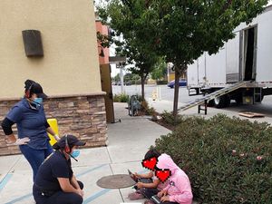 Miris! 2 Bocah Ini Ngemper di Restoran Demi Wifi Gratis untuk Sekolah Daring