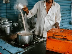 Bosan Jadi Pegawai, Insinyur Ini Pilih Jualan Teh di Pinggir Jalan