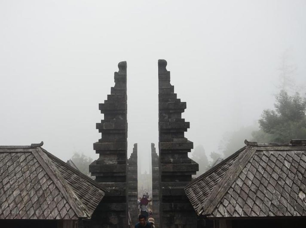 Candi Cetho dan Panorama Alam di Ketinggian 1496 MDPL Candi Cetho dan Panorama Alam di Ketinggian 1496 MDPL