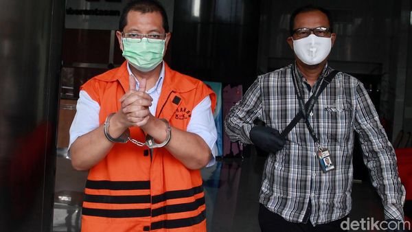 Eks Direktur Niaga PT DI Acungkan 2 Jempol Usai Diperiksa KPK