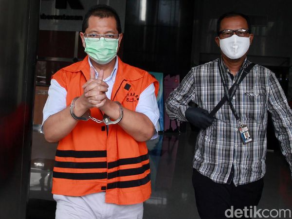 Eks Direktur Niaga PT DI Acungkan 2 Jempol Usai Diperiksa KPK