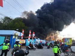 Gudang Pabrik Polytron Terbakar Hebat, Asap Membumbung Tinggi