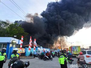 Foto-foto Gudang Polytron yang Terbakar di Demak