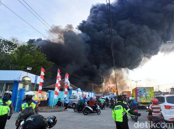 Foto-foto Gudang Polytron yang Terbakar di Demak