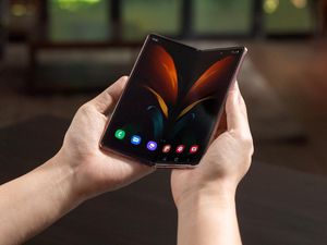 Gokil! Dibanderol Rp 33 Juta, Galaxy Z Fold 2 Ramai Diburu Sultan Gokil! Dibanderol Rp 33 Juta, Galaxy Z Fold 2 Ramai Diburu Sultan