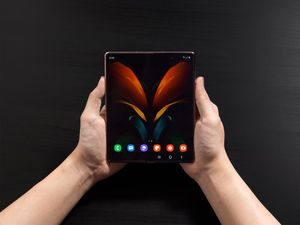 Galaxy Z Fold 2 Dipastikan Hadir di Indonesia, Harganya? Galaxy Z Fold 2 Dipastikan Hadir di Indonesia, Harganya?