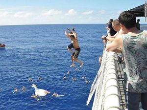 Penjaga Pantai Tembaki Hiu Buat Selamatkan Rekannya