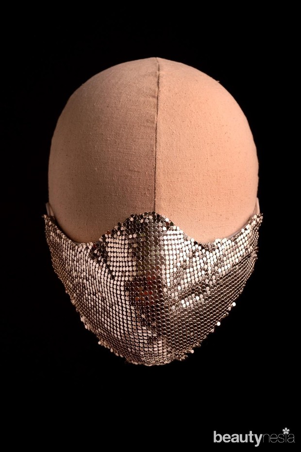 Mety Choa memilih metallic mesh lantaran cocok dengan karakter unik yang dimiliki Lady Gaga. Unsur payet yang mengkilap pada bahan memberi kesan elegan.