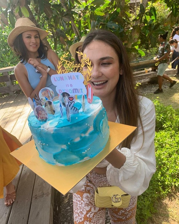 https://www.instagram.com/lunamaya/ Luna Maya mendapat kue ulang tahun yang diberi foto personel BTS. Ia merupakan penggemar dari idol group asal Korea Selatab itu.