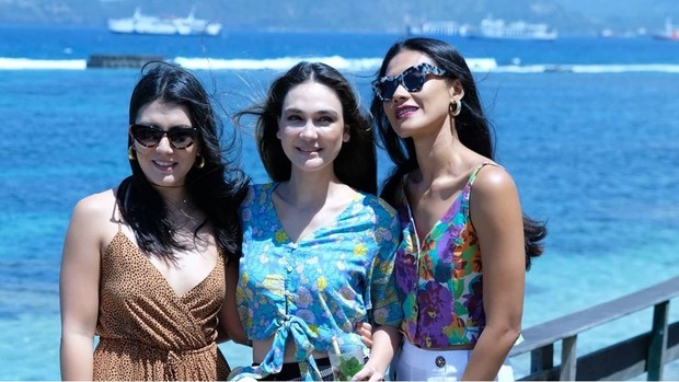 https://www.instagram.com/lunamaya/ Rona bahagia terpancar jelas di wajah Luna Maya yang dapat merayakan ulang tahun bersama keluarga dan sahabatnya.