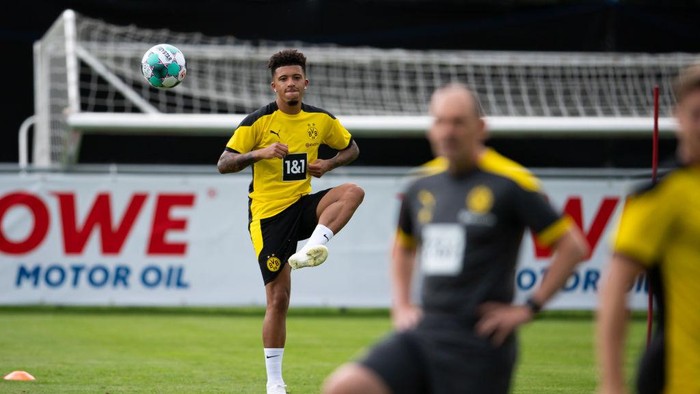 BAD RAGAZ, SWITZERLAND - AUGUST 10:  Jadon Sancho of Dortmund controls the ball during day 1 of the pre-season summer training camp of Borussia Dortmund on August 10, 2020 in Bad Ragaz, Switzerland. (Photo by Daniel Kopatsch/Getty Images)