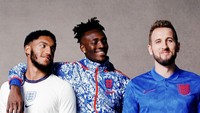 Jersey anyar timnas Inggris akan mengingatkan kita pada seragam Tim Tiga Singa di Piala Dunia 1998. Pada jersey kandang mereka yang berwarna putih logo Tiga Singa diletakan di tengah di bagian dada (Foto: Hypebeast.com)