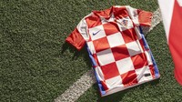 Finalis Piala Dunia 2018, Kroasia punya jersey anyar. Motif kotak-kotak berwarna putih merah masih menghiasi seragam kandang Luka Modric dkk (Foto: Twitter.com/@HNF_CFF)
