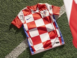 Finalis Piala Dunia 2018, Kroasia punya jersey anyar. Motif kotak-kotak berwarna putih merah masih menghiasi seragam kandang Luka Modric dkk (Foto: Twitter.com/@HNF_CFF)