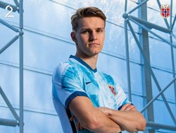 Norwegia menjadi negara yang turut mendapatkan jersey anyar dari apparel Nike. Jersey tandang mereka terbilang unik karena bermotif gletser atau bongkahan es besar (Foto: Internet/Twitter)