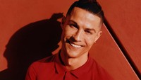 Juara bertahan UEFA National League tak mau ketinggalan merilis jersey anyar. Cristiano Ronaldo bakal tampil kasual dengan jersey kandang berkerah yang  berwarna merah marun (Foto: Internet/Twitter)