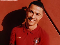 Juara bertahan UEFA National League tak mau ketinggalan merilis jersey anyar. Cristiano Ronaldo bakal tampil kasual dengan jersey kandang berkerah yang  berwarna merah marun (Foto: Internet/Twitter)