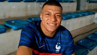 Pasukan timnas Prancis juga akan mengenakan seragam anyar dalam menjalani laga UEFA Nations League. Jersey kandang Prancis yang berwarna dasar biru dikombinasikan dengan garis hitam dan merah  (Foto: Internet/Twitter)