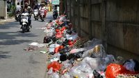 Jorok! Sampah Berserakan di Pinggir Jalan Tangerang