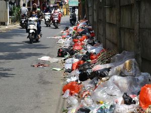 Jorok! Sampah Berserakan di Pinggir Jalan Tangerang