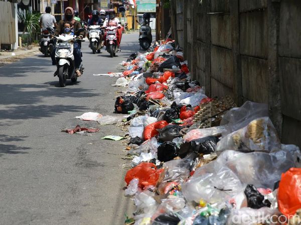 Jorok! Sampah Berserakan di Pinggir Jalan Tangerang