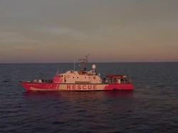 Seniman Jalanan Beli Kapal Penyelamat Pengungsi, Lalu Diwarnai Pink