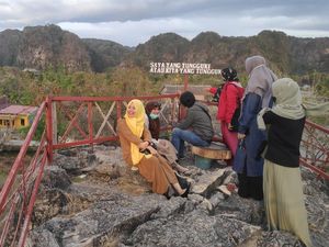 Foto: Pemandangan Ciamik di Kafe Puncak Ramang-Ramang Maros Foto: Pemandangan Ciamik di Kafe Puncak Ramang-Ramang Maros