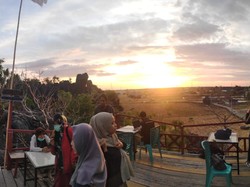 Pesona Senja di Kafe Puncak Rammang-Rammang Maros