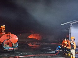9 Jam Berlalu, Kebakaran Gudang Polytron di Demak Belum Padam