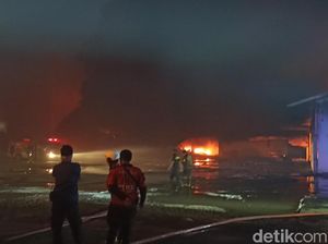 Sudah 5 Jam, Kebakaran Gudang Pabrik Polytron di Demak Belum Padam