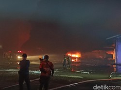 Sudah 5 Jam, Kebakaran Gudang Pabrik Polytron di Demak Belum Padam
