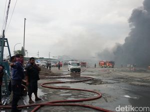 Hampir 6 Jam Kebakaran Gudang Polytron Belum Juga Padam, Ini Sebabnya