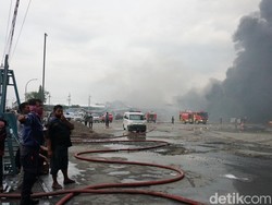 Hampir 6 Jam Kebakaran Gudang Polytron Belum Juga Padam, Ini Sebabnya