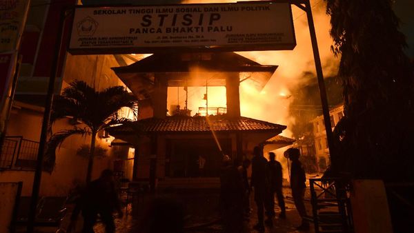 Gedung Sekolah Tinggi Ilmu Sosial dan Politik Palu Terbakar