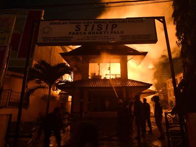 Gedung Sekolah Tinggi Ilmu Sosial dan Politik Palu Terbakar
