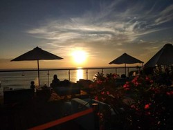 Senja di Restoran Berlatar Panorama Pantai Dreamland Bali